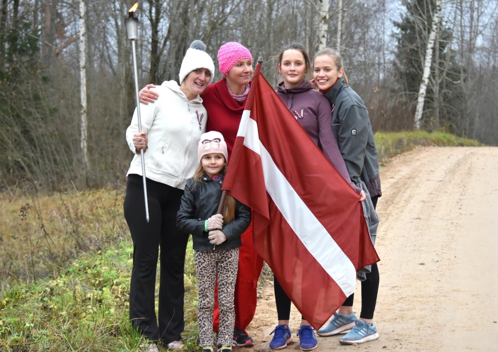 Par stipru Latviju! Mirklis, ko iemūžināt. Jaunjelgavas novada “Lāpu skrējienā” lāpu un valsts karogu lepni nes Ilze Ozoliņa (no kreisās), Anita Dāldere, Guna un Dita Grundspeņķes un mazā Eva Grundspeņķe priekšplānā.
Autors: Ginta Grincēviča
