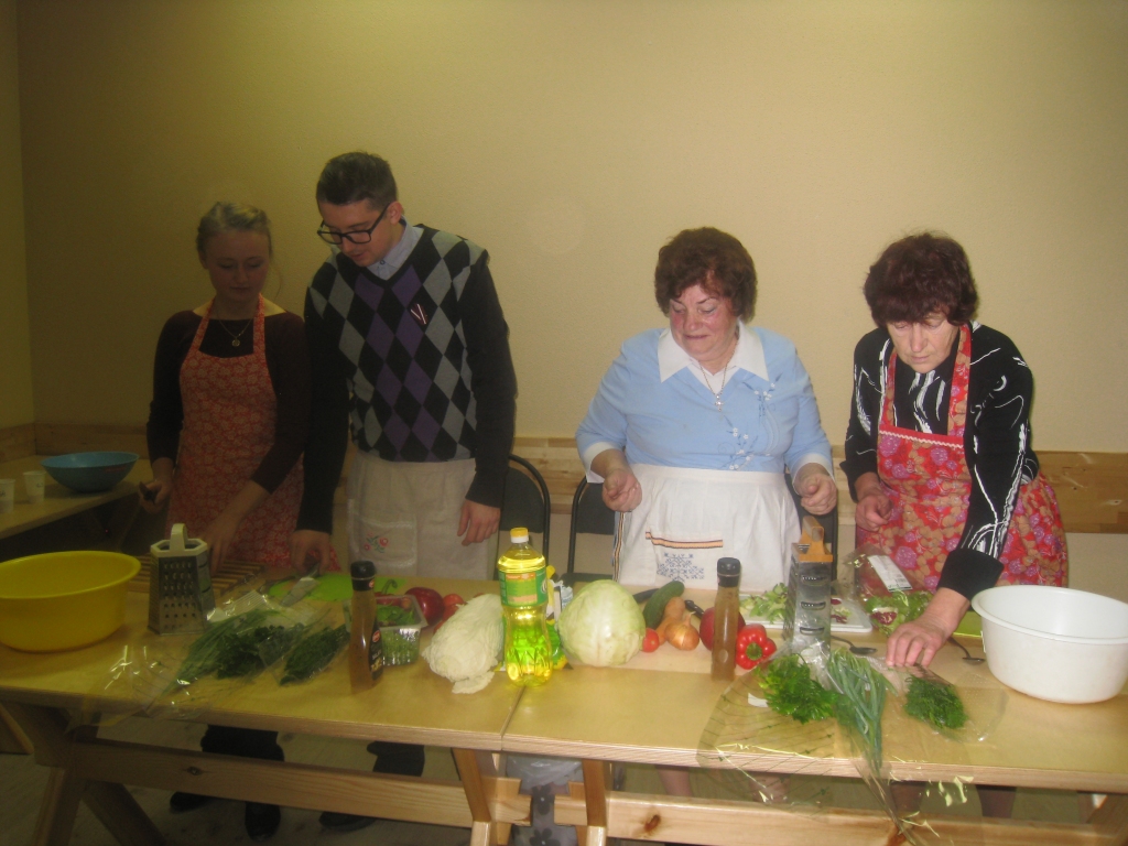 KURAM GARDĀK UN ĀTRĀK. Salātu gatavošanā sacenšas senioru biedrības 