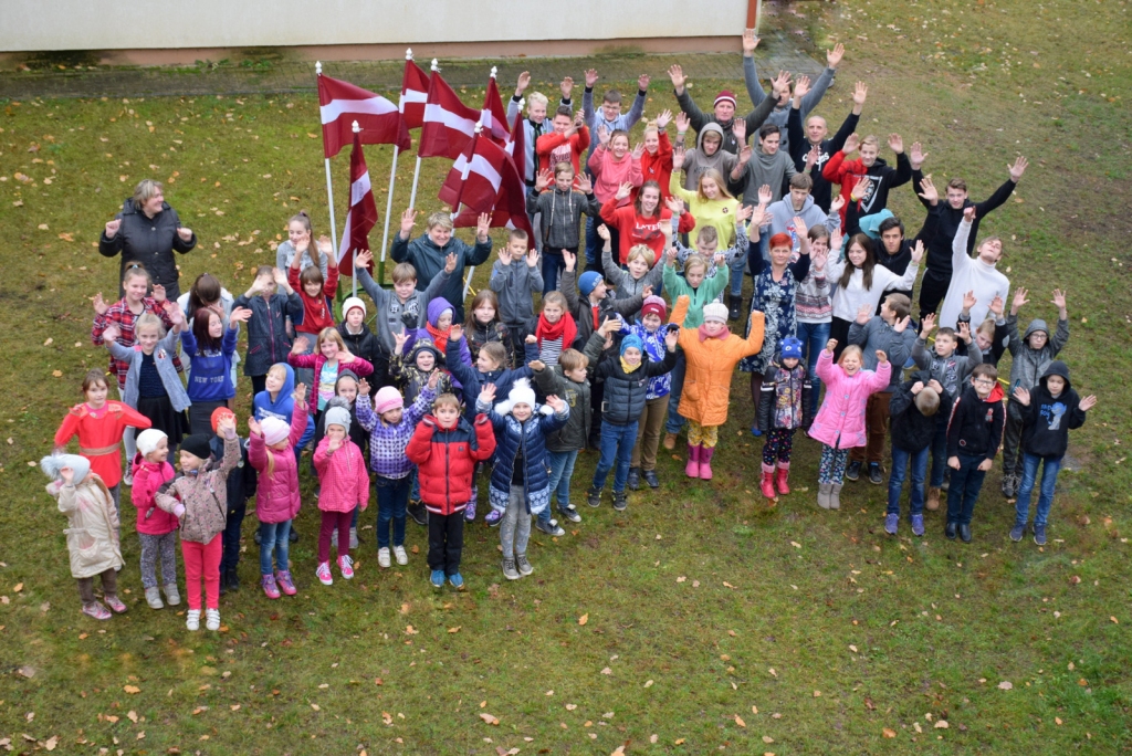 “LATVIJA — TIE ESAM MĒS!” teic Daudzeses pamatskolas kolektīvs. Un tie esam mēs visi, kuri tālāk nes pirms simt gadiem brīvības elpā izplaukušo rozi.
Autors: Imants Kaziļuns