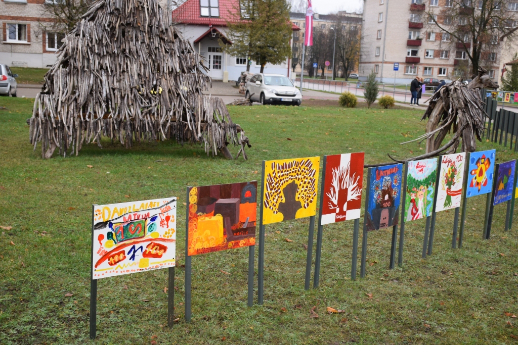 IZROTĀTA AIZSARGBARJERA. Bērnu vēlējumi Latvijai izteikti spilgtos mākslas darbos, kas iepriecina drūmajā gadalaikā.
