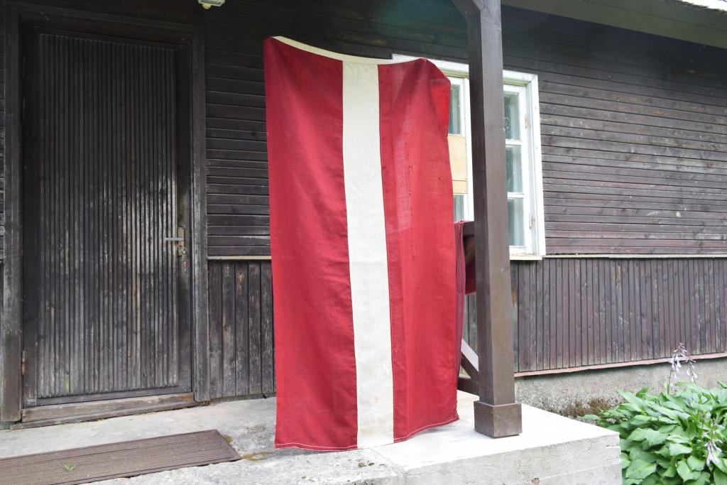 AR SENU VĒSTURI. Aizkraukles Vēstures un mākslas muzeja krājumos visvecākais ir 1932. gadā Seces “Baložiem” iegādātais karogs. Tas 1987. gadā pacelts Secē.