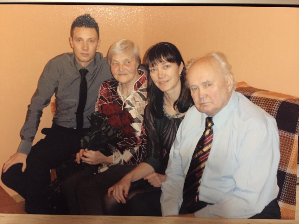 Ziemeļu saime — Uģis (no kreisās), Irīna, Vita un Ēriks. Fotogrāfija uzņemta 19. novembrī — 
Irīnas un Ērika Ziemeļu kāzu gadadienā.
Autors: no personīgā albuma