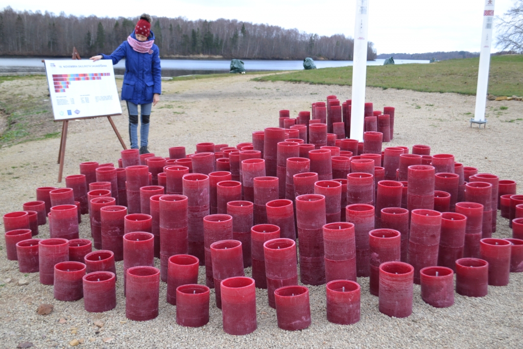 No Zemgales skolās savāktā sveču materiāla tapušās sveces Likteņdārzā veidoja vislielāko kompozīciju. Vēl pēdējie sagatavošanās darbi, un varēs doties sagaidīt viesus, kas valsts svētkus ieradīsies svinēt Likteņdārzā.