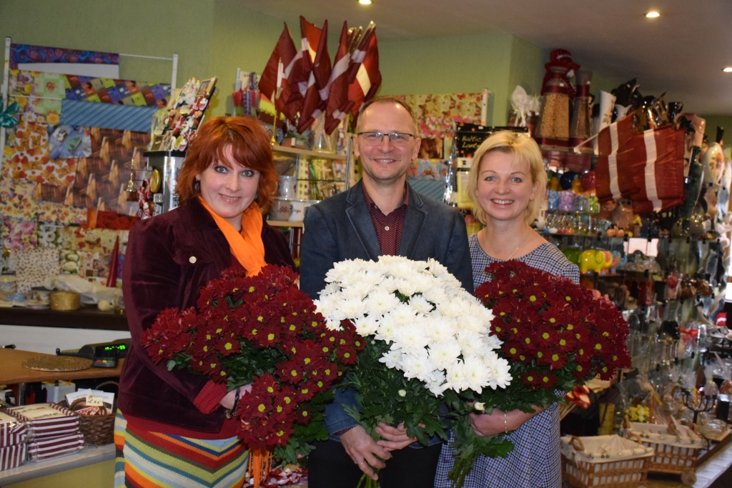 ZIEDI KAROGA KRĀSĀ iecienīti arī “Fantāzijā”. No labās — Zeltīte, Rimands un Sarmīte.