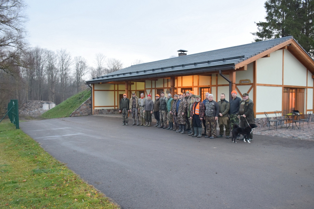 Agrs sestdienas rīts, bet visi jau ierindā. Mednieku kluba “Vecmēmele” vīri dodas dzinējmedībās.
