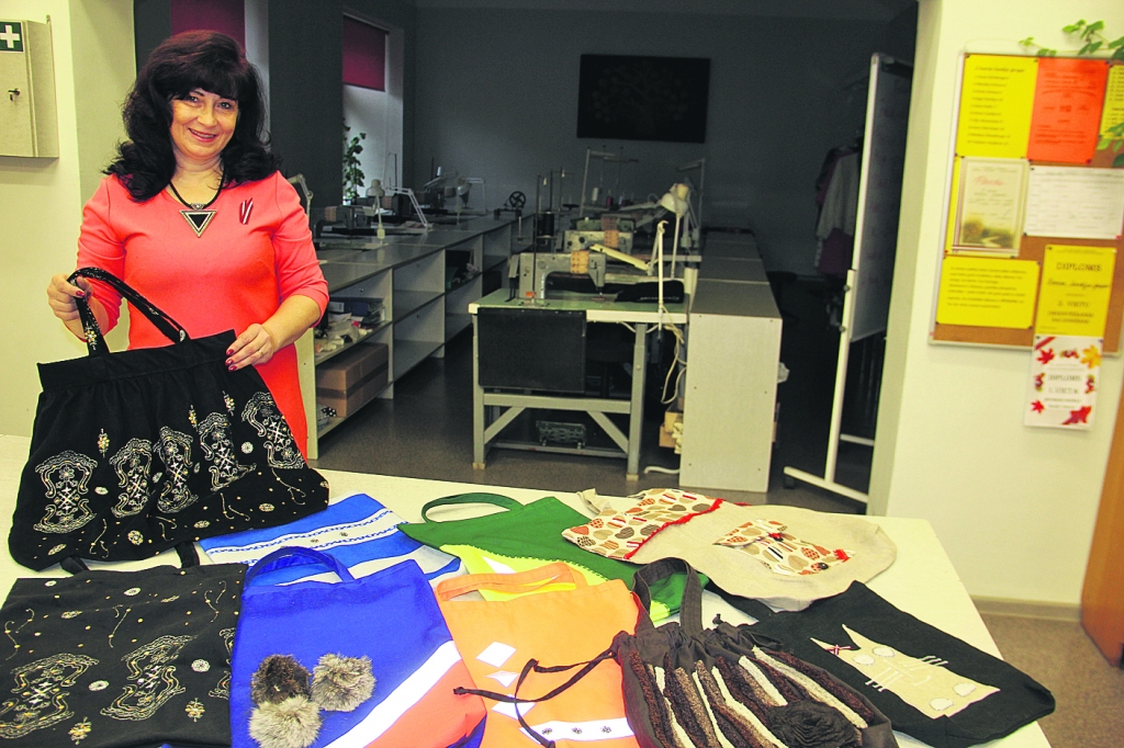 “Paša šūts un kārtīgi nostrādāts maisiņš kalpos ilgi. Jāuzsver — visi šie tapuši no audumu atgriezumu gabaliem,” saka šuvēja Daiga Ūdre.