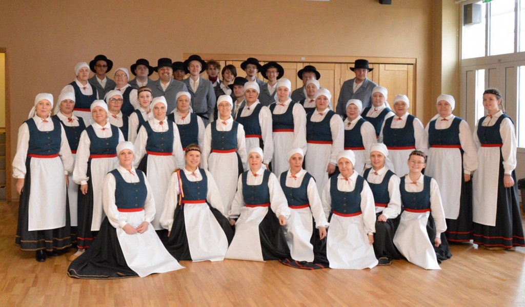 Lai skan! Jauktais koris “Aizkraukle” jaunos, novadam raksturīgos tautastērpus uzvilka valsts svētku koncertā.
Autors: Rolands Gagainis