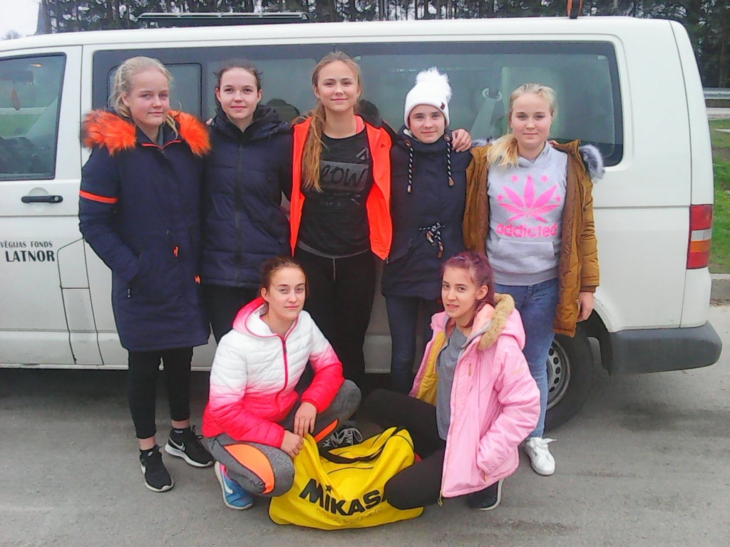 Bronzas medaļu ieguvējas — Aizkraukles novada sporta skolas Neretas volejbolistes.
Autors: no I. Silava albuma