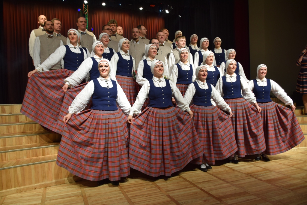 Aizkraukles kultūras nama vidējās paaudzes deju kolektīvs “Radi” jaunajos Latgales tautastērpos, kuru darināšanā izmantoti tradicionālie Kalupes brunču motīvi. Gaidot jaunos tērpus, kolektīvs atjaunojis un no jauna iestudējis trīs latgaliešu dejas.