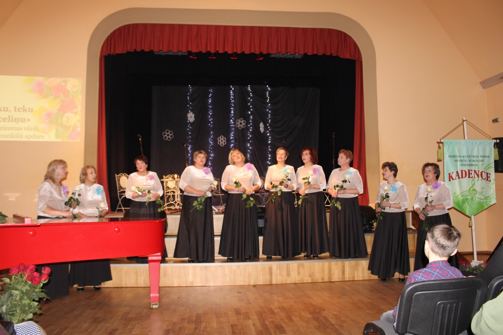 Sirsnīgā gaisotnē izskanējis Neretas sieviešu vokālā ansambļa “Kadence” 30 gadu jubilejas koncerts. Pirms pieciem gadiem, atzīmējot jubileju, ansamblis tika pie nosaukuma, šogad — pie sava karoga.
Autors: Agnese Rutka