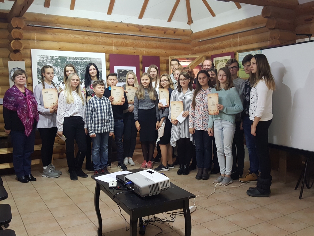 Radošo darbu konkursa “Mana Daugava” noslēguma pasākuma dalībnieki Aizkraukles Vēstures un mākslas muzejā.
Autors: Alda Paura