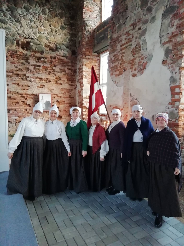 Pļaviņu novada folkloras kopas “Āre” dalībnieces ieguvušas jaunus brunčus.
Autors: no folkloras kopas “Āre”