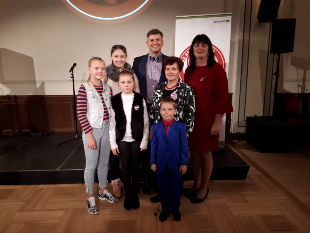 PALDIES PAR PADARĪTO! Daiga Andersone (no labās) svinīgajā pasākumā kopā ar Lību Zukuli, Intu Teterovski un savu “atbalsta komandu”.
Autors: no Lības Zukules albuma