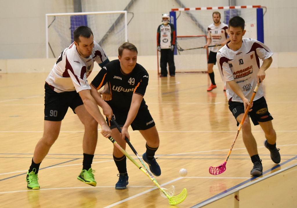 Vienības “Koknese/Aizkraukle” spēlētājs Deniss Ždanovs (no kreisās), prasmīgi žonglējot bumbiņu, pārspēj pretinieku.