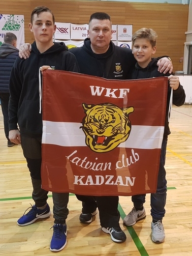 OTRĀ MEDAĻA šomēnes Kristeram Antonam (no kreisās). Kopā ar treneri Igoru Fetkuļinu un jauno sportistu Leonu Fetkuļinu.
Autors: no “Kadzan” arhīva