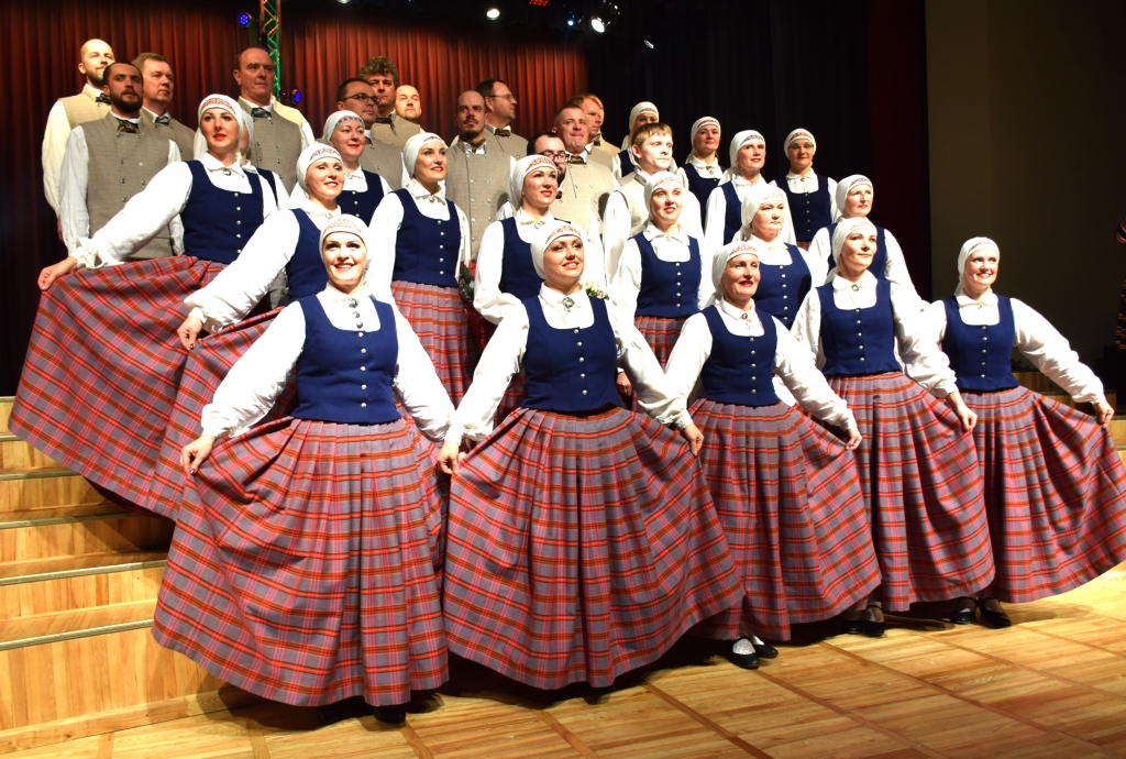 Aizkraukles kultūras nama vidējās paaudzes deju kolektīvs “Radi” jaunajos Latgales tautastērpos, kuru darināšanā izmantoti tradicionālie Kalupes brunču motīvi. Gaidot jaunos tērpus, kolektīvs atjaunojis un no jauna iestudējis trīs latgaliešu dejas.