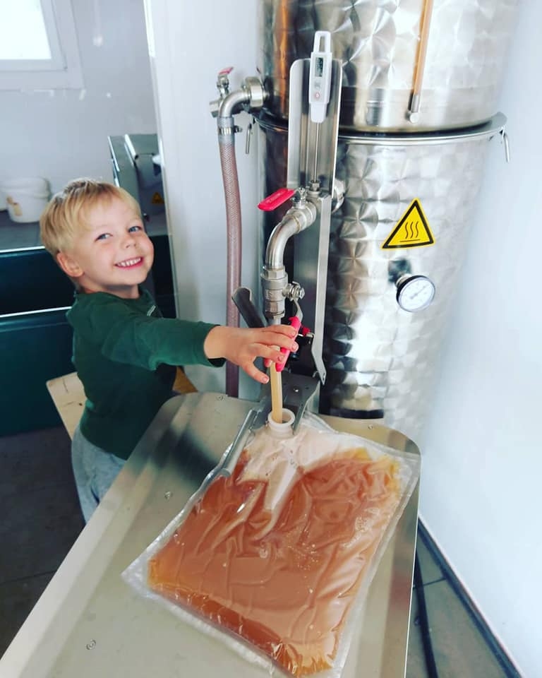 Gardi gan. Ingūnas Kondrātes lielākais palīgs trīsgadīgais dēls Miķelis pie pasterizatora.
Autors: Ingūna Kondrāte