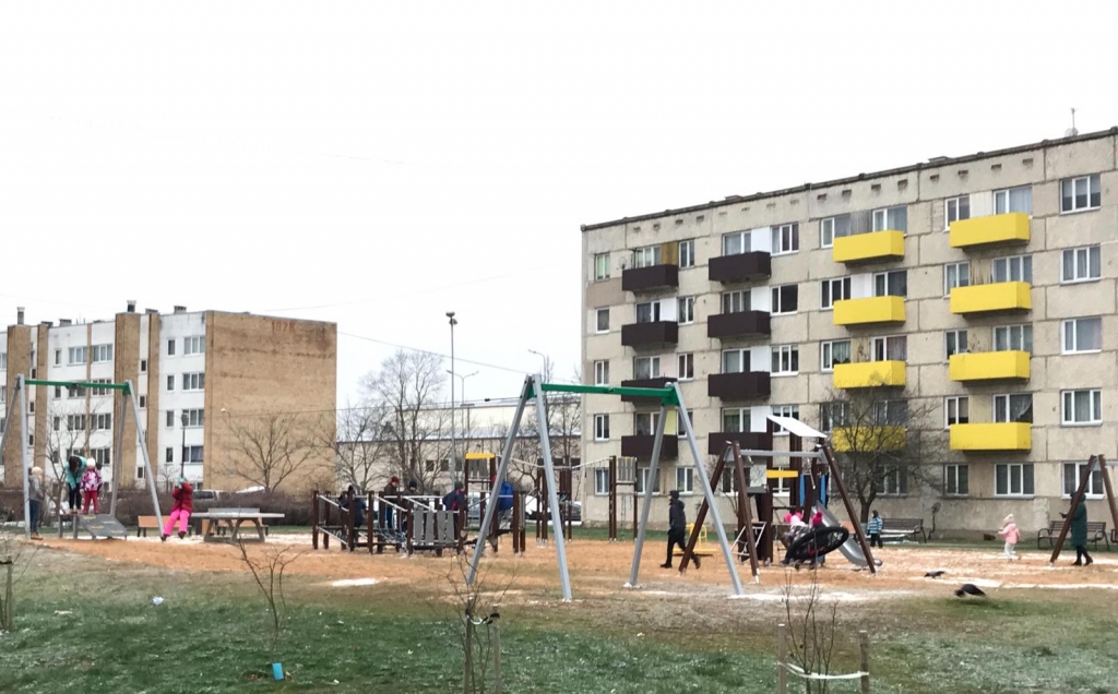 BĒRNU PRIEKAM. Darbi bērnu rotaļu laukumā Sprīdīša ielā pabeigti.