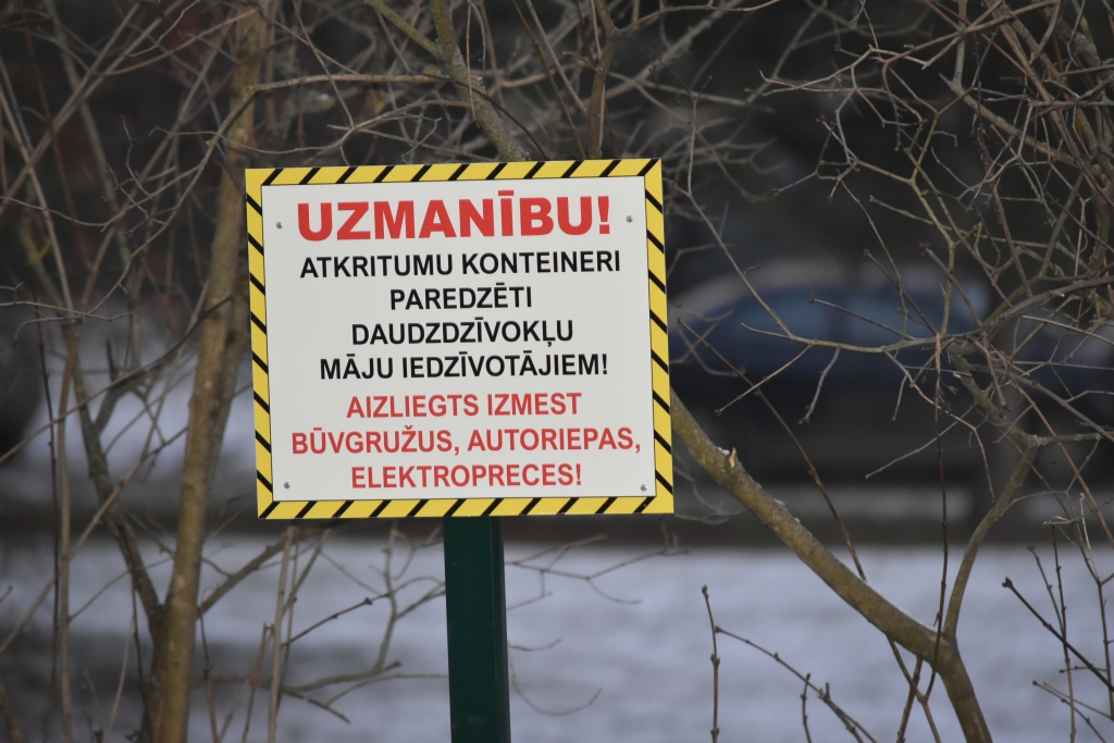 AIZLIEGTS! Pie Aizkraukles atkritumu konteineriem pēdējā laikā izvietoti uzraksti, kas brīdina — “Atkritumu konteineri paredzēti daudzdzīvokļu māju iedzīvotājiem! Aizliegts izmest būvgružus, autoriepas, elektro­preces!”.