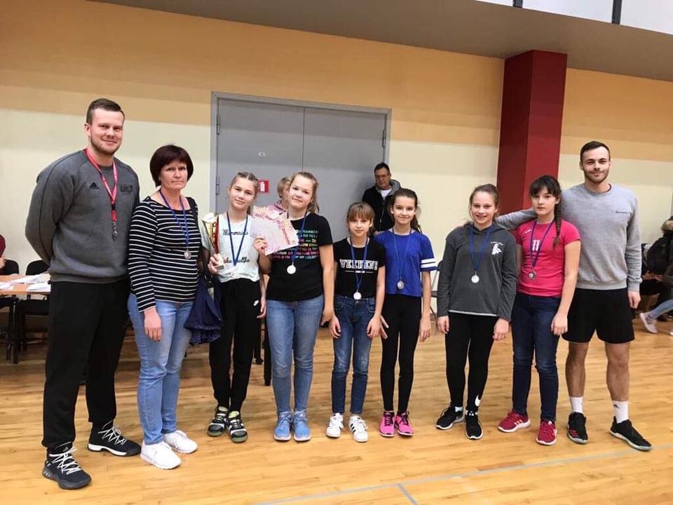 Trenere Rita Lielā (otrā no kreisās) ar 2006. gadā dzimušajām handbolistēm un sacensību tiesnešiem — Egilu Politeru, vienības “Dobeles Tenax” un Latvijas izlases spēlētāju (no kreisās), un Nilu Miķelsonu (“Dobeles Tenax”).
Autors: no personīgā albuma