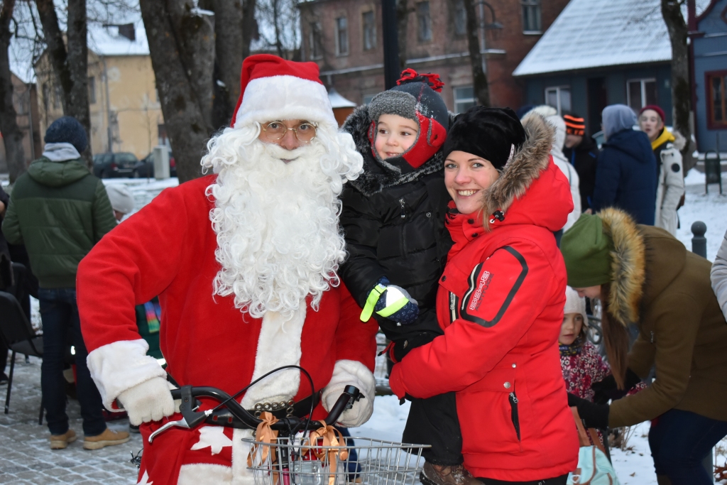 Brīnumi notiek! Mazais Markus ar mammu Santu bija priecīgi satikt Ziemassvētku vecīti.