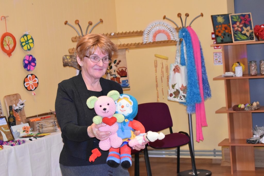 Kurš solīs vairāk? Izsoles vadītāja Ināra Vilne atdzīvināja zāli ar smiekliem.