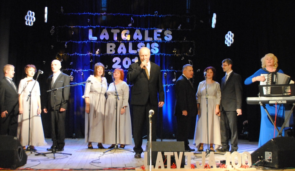 KOPĀ AR MIĶELI GRUZĪTI. Dziesmu “Pie Aiviekstes” izpilda filiāles “Litene” pārstāvji.