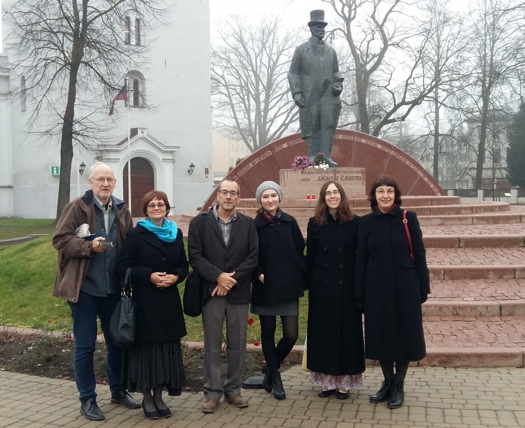 Īsā pārgājienā pa Jelgavas centru un ar pagodinājumu Latvijas valsts pirmajam prezidentam Jānim Čakstem Kuldīgas laikraksta “Kurzemnieks” galvenā redaktore Daiga Bitiniece (no labās), ASV vēstniecības Latvijā preses atašeja Šamona Ritčija, vēstniecības darbiniece agrākā jelgavniece Zelma Strupka, mediju eksperts no ASV Eds Kemiks, “Bauskas Dzīves” galvenā redaktore Anita Rozentāle un “Zemgales Ziņu” žurnālists Gaitis Grūtups.
