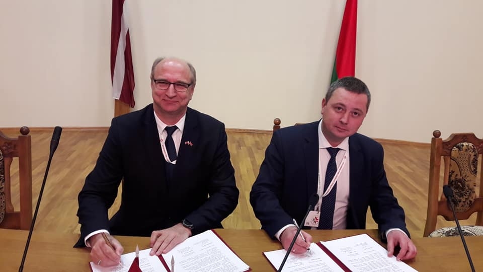 Aizkraukles novada domes priekšsēdētājs Leons Līdums (attēlā no kreisās) un Šarkov­ščinas rajona izpildkomitejas priekšsēdētājs Dmitrijs Lomako.
Autors: no Aizkraukles novada pašvaldības