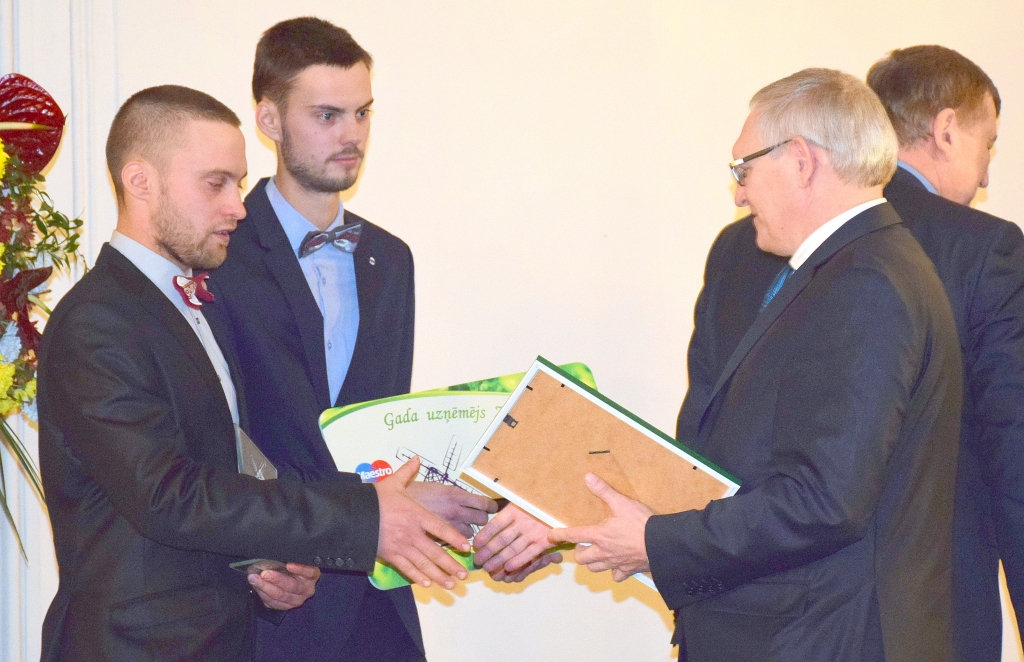 Neretas novada lepnums. Zemgales Plānošanas reģiona vadītājs Aivars Okmanis sveic Arti (no kreisās) un Gati Ediju Kronīšus.