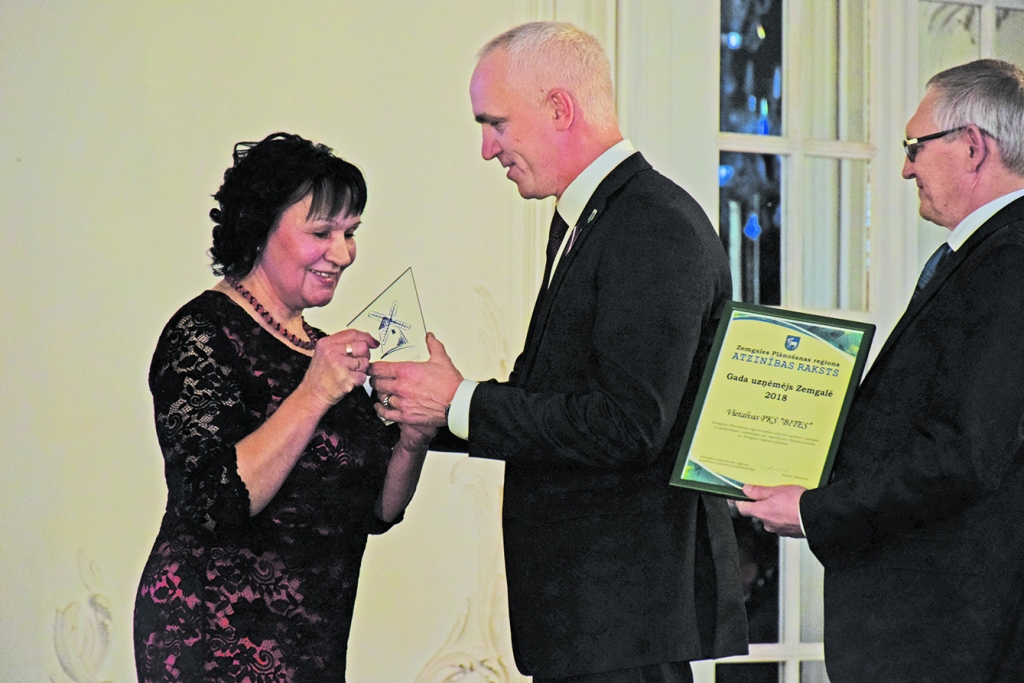Balva Birutai Pudniecei. Pasniedz Pļaviņu novada domes priekšsēdētājs Aigars Lukss un ZPR vadītājs Aivars Okmanis (no labās).