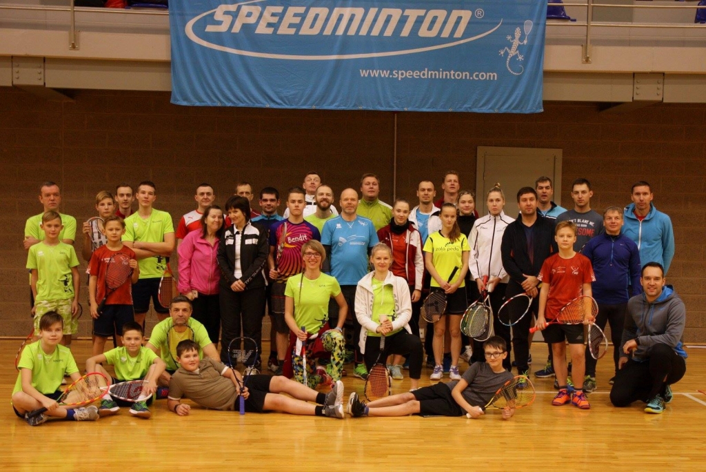 Krosmintona saime. Aizkrauklē aizvadītā Latvijas krosmintona čempionāta dalībnieki.
Autors: no personīgā albuma