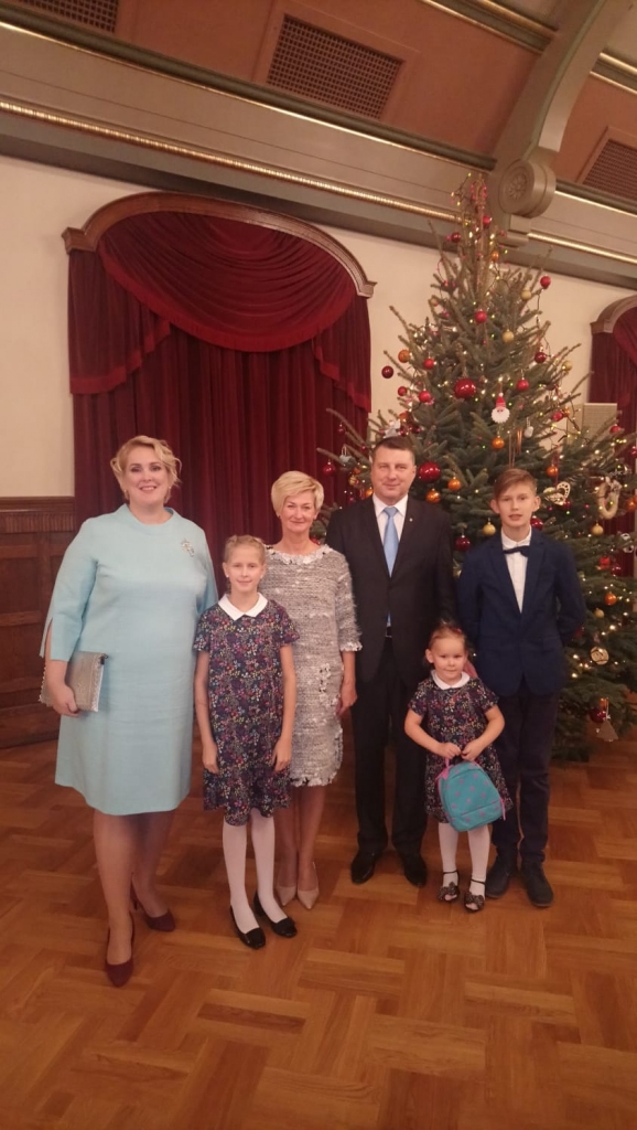 NEAIZMIRSTAMS BRĪDIS. Maču ģimene kopā ar Valsts prezidentu Raimondu Vējoni (vidū) un viņa kundzi Ivetu. No kreisās — Eva Zeipe-Mača ar meitām Martu, Rūtu un dēlu Robertu.
Autors: publicitātes