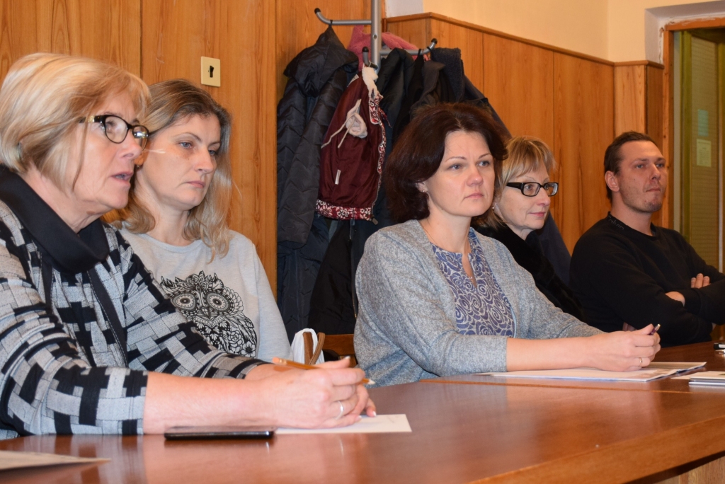 Aizkraukles novada domes attīstības plānotāja Ilona Kāgane (no kreisās), pirtniece Guna Zablocka, Uzņēmējdarbības atbalsta centra vadītāja Baiba Kellere, gide Daiga Dūniņa un uzņēmējs Aigars Uzuls apspriež tūrisma attīstības iespējas Daugavas ielejā Aizkraukles novadā.