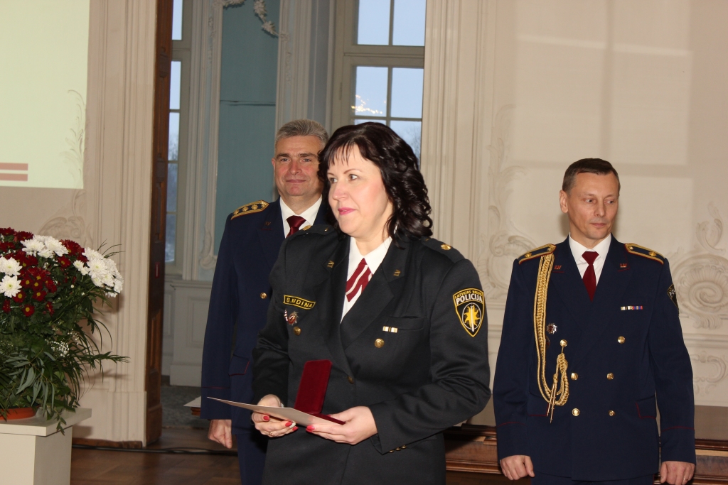 DIVI APBALVOJUMI. Aizkraukles iecirkņa Kriminālpolicijas nodaļas vecākā  inspektore Sarma Kudiņa Rundāles pilī saņem Valsts policijas jubilejas goda zīmi “Latvijas valsts policijai 100”.  Viņa apbalvota arī ar Zemgales reģiona pārvaldes apbalvojumu “Pateicība”.
Autors: Valsts policija