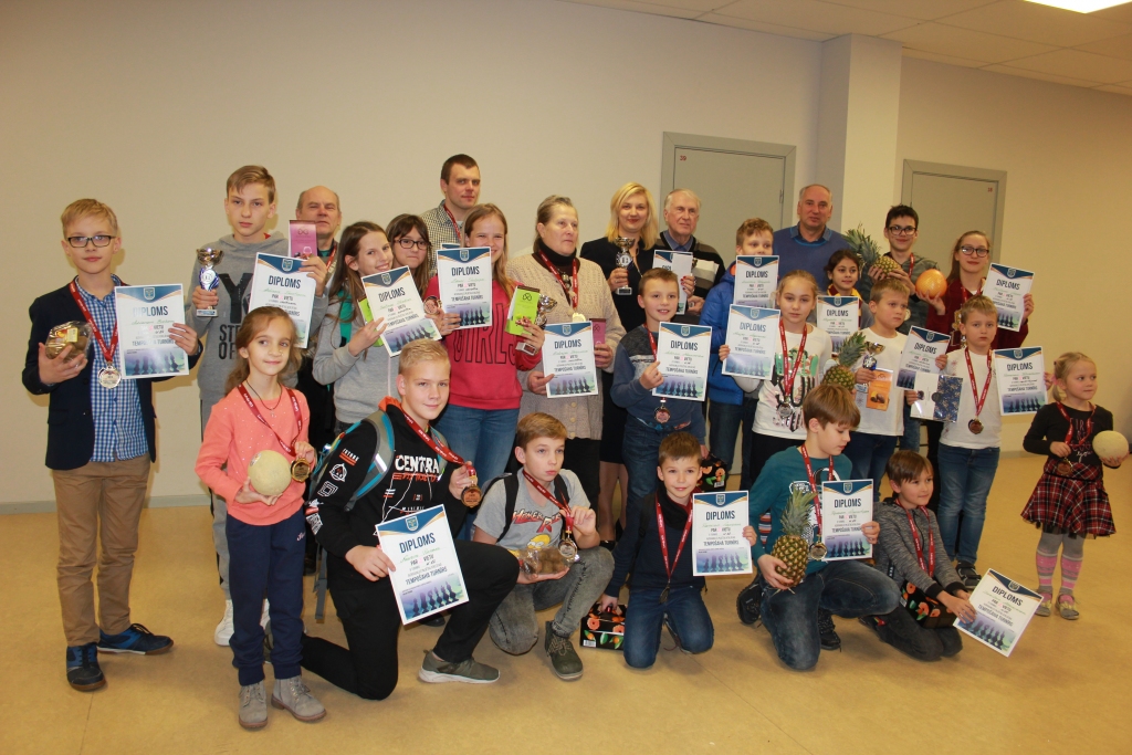 Godalgoto vietu ieguvēji ar Aizkraukles sporta centra atbalstu saņēma balvas, medaļas, kausus un diplomus, kā arī sponsora sporta preču veikala “Fans” dāvanu kartes.
Autors: Anita Luckāne