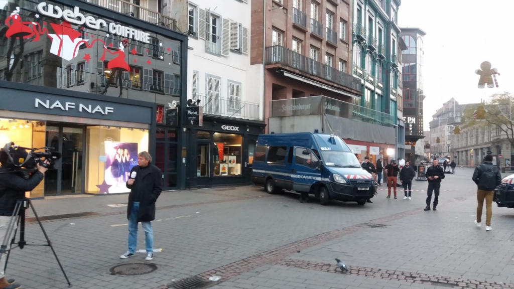 Notikuma epicentrs. Daudz televīzijas un policijas
Autors: Sandra Pumpure