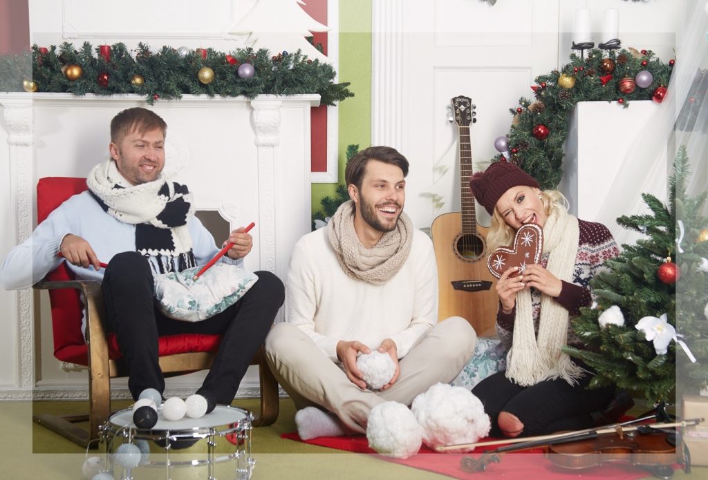 RADA ZIEMASSVĒTKU SAJŪTU. Akustiskais trio — Viesturs Samts (no kreisās), Roberts Pētersons un Iveta Baumane.
Autors: publicitātes