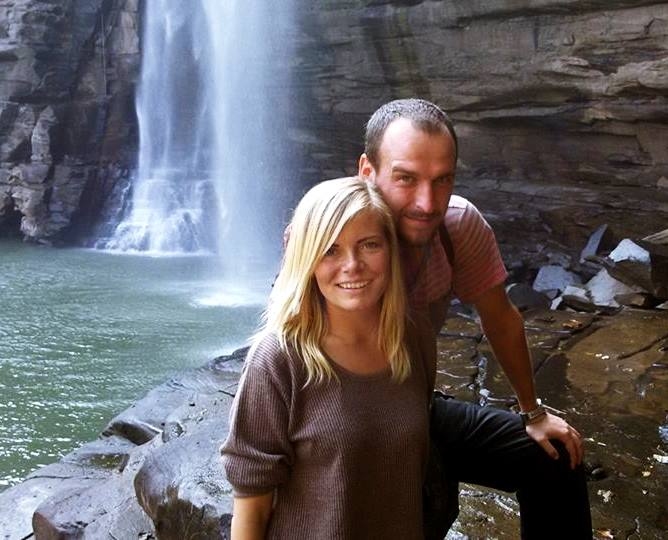 Laine un Arturs pie ūdenskrituma ārpus Indijas svētās pilsētas Varanasi.