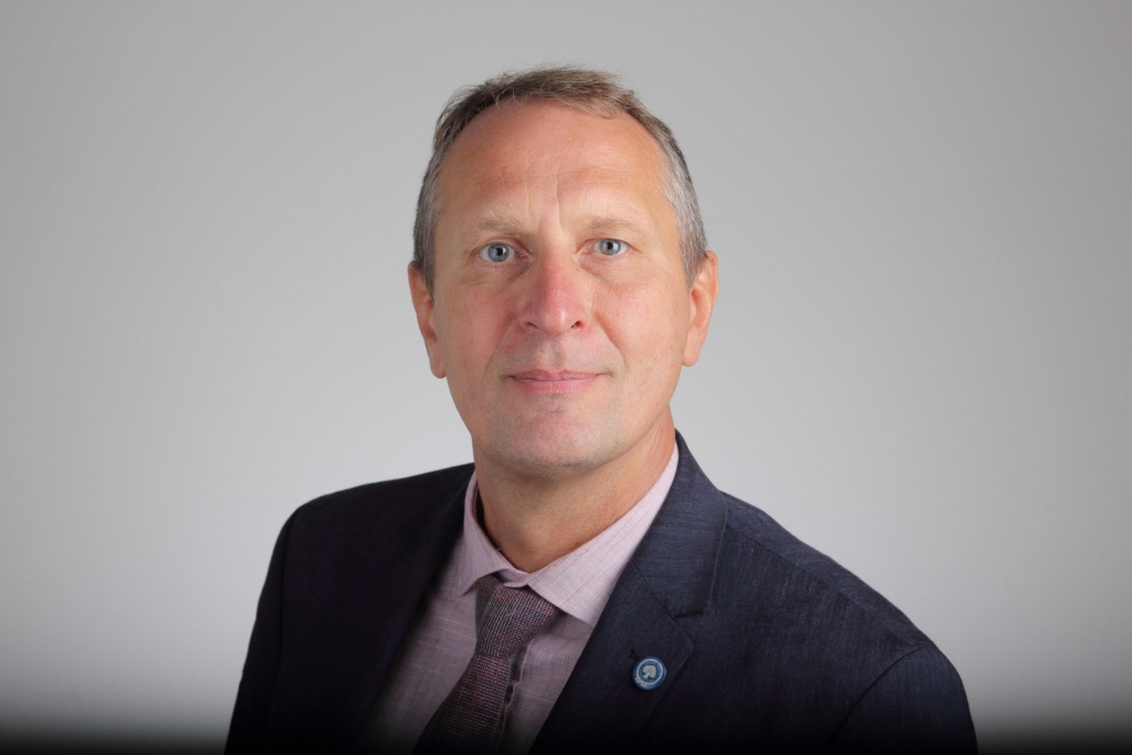 Rolands Tjarve, Latvijas Universitātes (LU) Mediju institūta direktors, LU Sociālo zinātņu fakultātes Komunikācijas studiju nodaļas pasniedzējs.