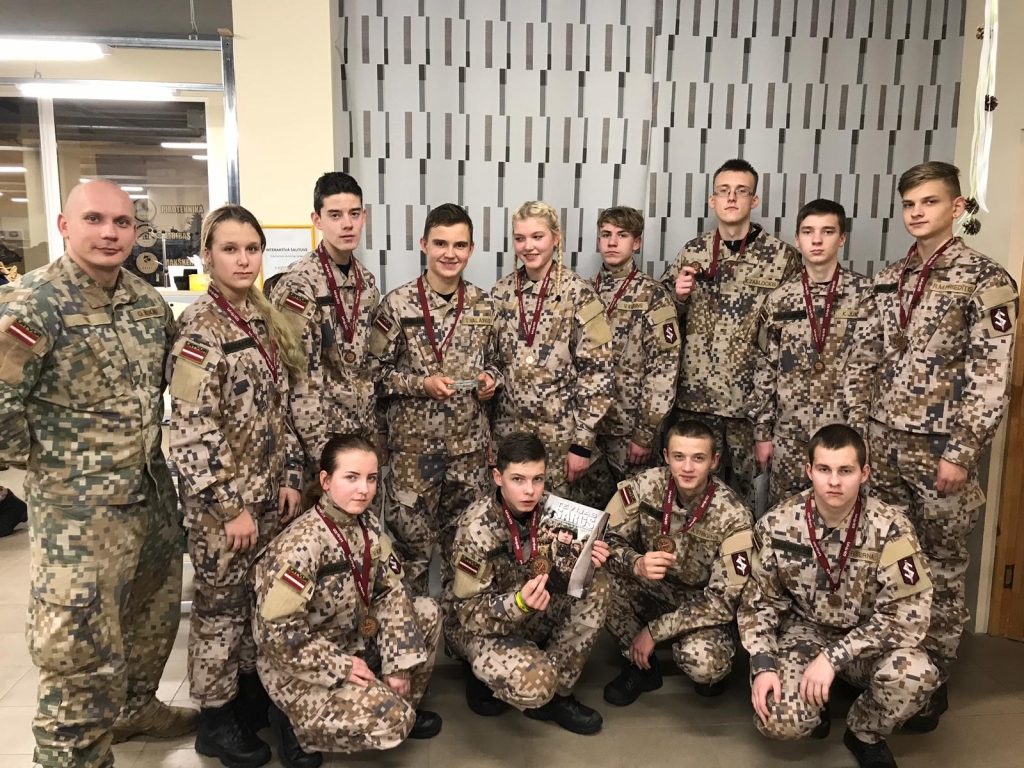 PĒC SACENSĪBĀM. Aizkraukles jaunsargi kopā ar instruktoru, saņēmuši piemiņas medaļas par piedalīšanos sacensībās.
Autors: no Ginta Kokina albuma