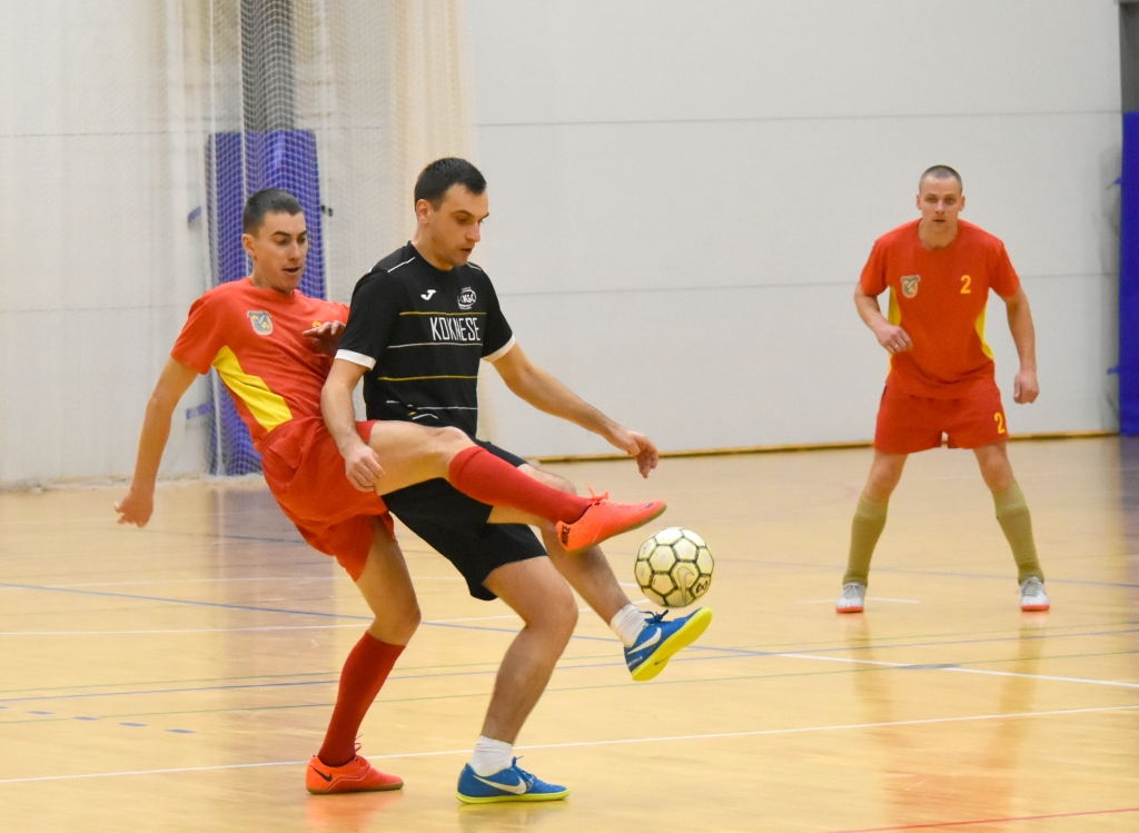 Vienības “Skrīveri” spēlētājs Guntars Laukazīle (no kreisās) un koknesietis Reinis Kuzma cīņā par bumbu.