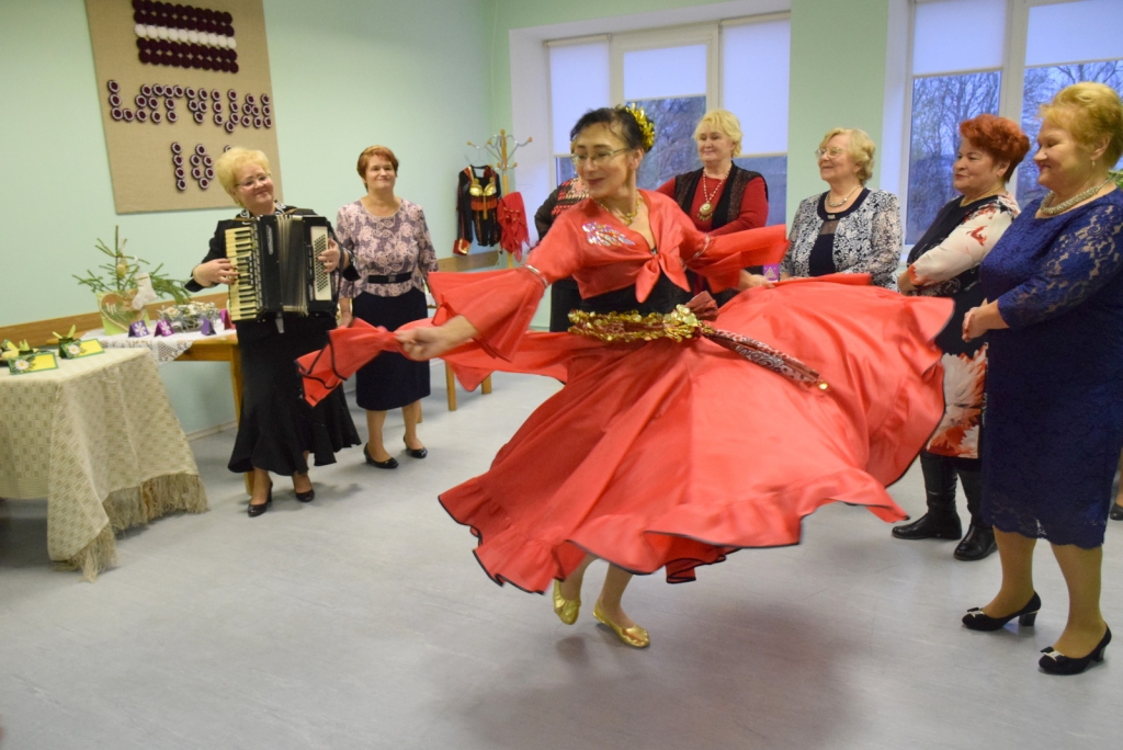 Konkursā “Vislieliskākās vecmāmiņas” titulu ieguva  Valentīna Tkača no Aizkraukles (priekšplānā), kura gan skaisti dziedāja un dejoja, gan prezentēja savus vaļaspriekus un stāstīja par saviem sešiem bērniem un pagaidām vienīgo mazbērnu.