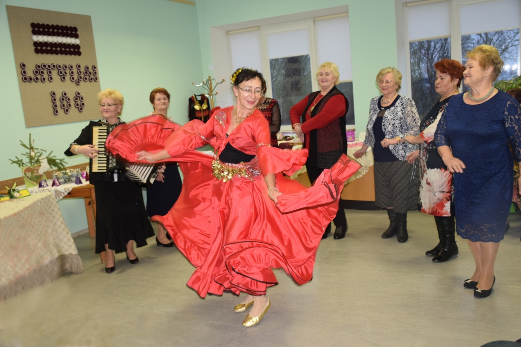 “LIELISKĀKĀ VECMĀMIŅA”. Konkursā “Vislieliskākās vecmāmiņas” titulu ieguva Valentīna Tkača no Aizkraukles (priekšplānā), kura gan skaisti dziedāja un dejoja, gan prezentēja savus vaļaspriekus un stāstīja par saviem sešiem bērniem un pagaidām vienīgo mazbērnu, kuram ir gads un četri mēneši.