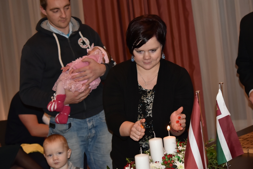 Dzimusi valsts simtgades dienā. Mazā Elīna un viņas vecāki — Kristīne Feldmane un Sandis Petraitis.