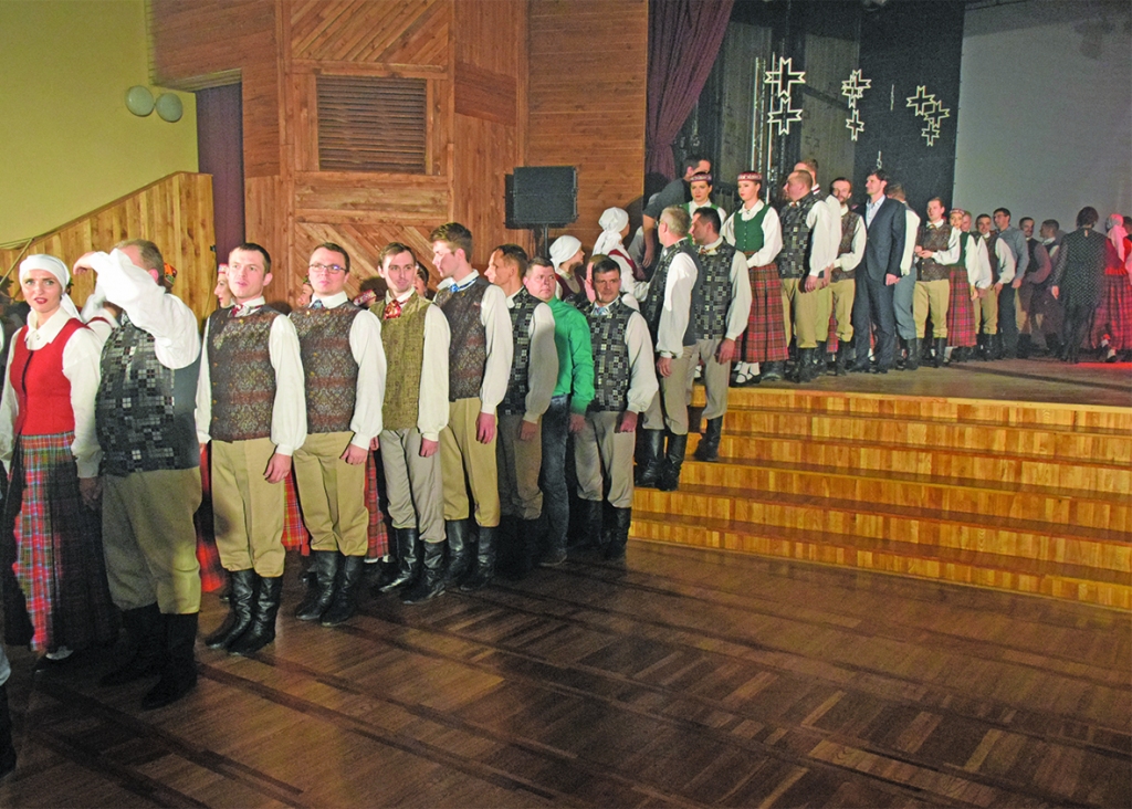 TIEKAS DEJOTĀJI. 30. dzimšanas diena apvienoja 51 pašreizējo dejotāju, 18 kādreizējos “Pēdas” dalībniekus, ap 30 dejotāju vēl bija skatītāju rindās zālē.