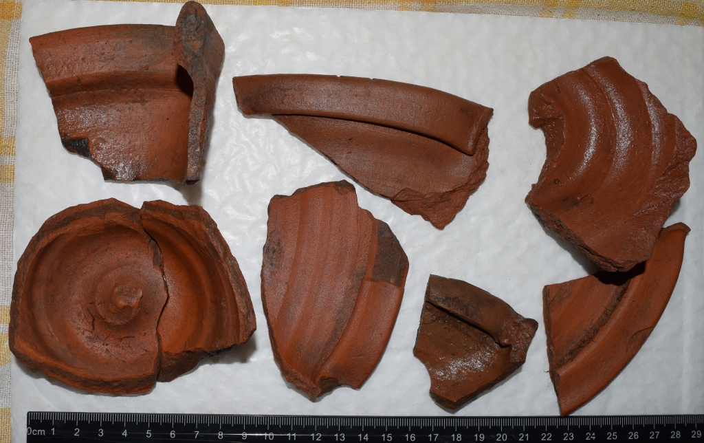 Atradumi Kokneses pilsdrupās. Dobie krāsns podiņi.