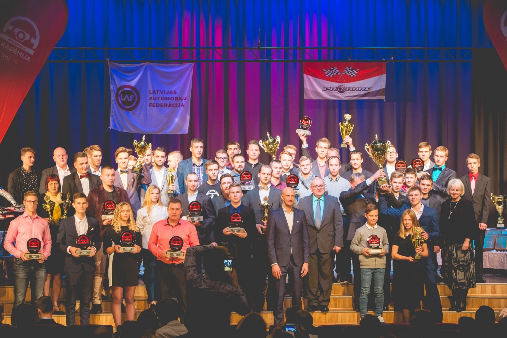 Uz Aizkraukles pilsētas kultūras nama, kur notika sezonas noslēguma pasākums, skatuves LMT AA (LMT Autosporta akadēmijas) Skolu kartingu kausa godalgoto vietu ieguvēji un viņu atbalstītāji.
Autors: Mārtiņš Jankovskis