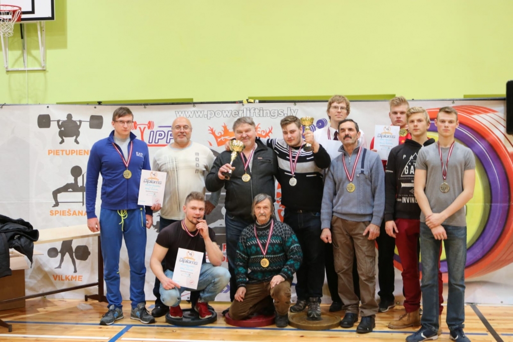 Noslēdzies gada lielākais čempionāts. No kreisās — pirmajā rindā Lauris Pojasņikovs, Jevgēnijs Vorobjovs. Otrajā rindā no kreisās — Mihails Rapoports, Staņislavs Holkins, Dainis Reinholds, Oļegs Kudrjavcevs, Gints Reinholds, Ivans Solovjovs, Salvis Volkovs, Mareks Eberliņš, Rimants Sviderskis.
Autors: no sportistu albuma