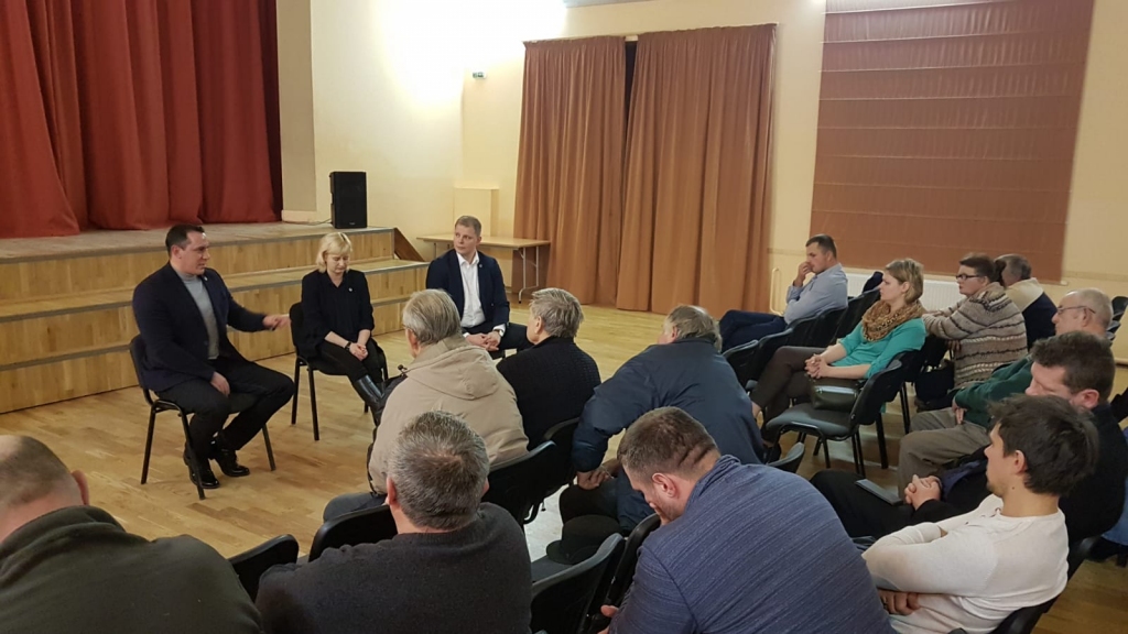 Karsta diskusija. Ar neretiešiem kultūras nama zālē sarunājās Sandis Riekstiņš (no kreisās), Juta Strīķe un  Krišjānis Feldmans.